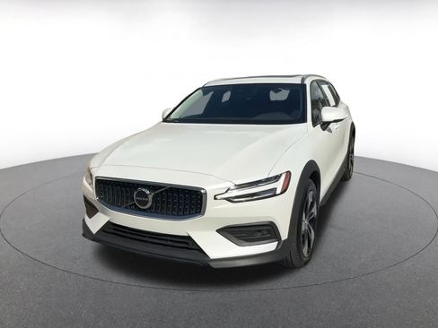 Used 2025 Volvo V60 B5 Cross Country Plus image 4
