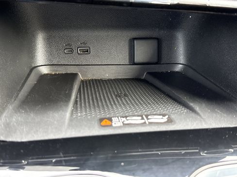 Used 2025 Chevrolet Traverse LT FWD image 23