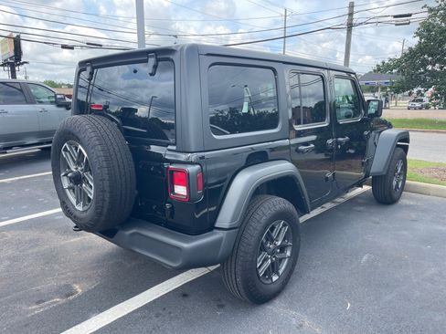 Used 2025 Jeep Wrangler Unlimited Sport AWD/4WD image 15