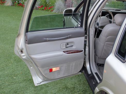 Used 1997 Lincoln Town Car Signature RWD image 40