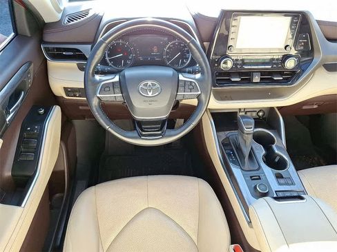 Used 2021 Toyota Highlander Limited image 12