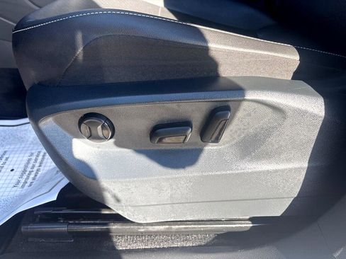 Used 2021 Volkswagen Tiguan SE w/ Panoramic Sunroof Package image 16