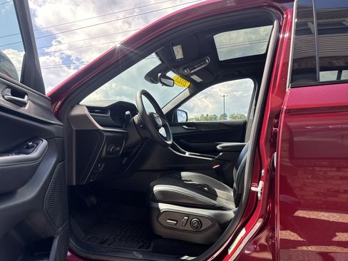 Used 2023 Jeep Grand Cherokee Altitude AWD/4WD image 9
