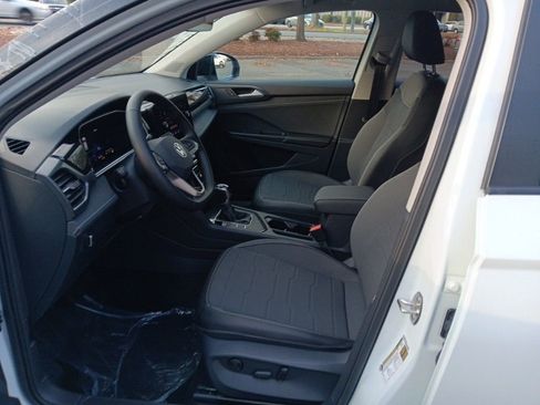 Used 2025 Volkswagen Taos SE image 10