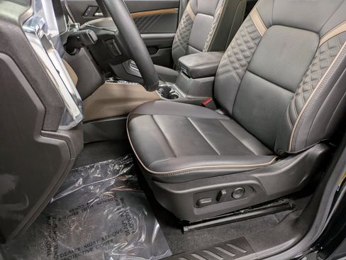 Used 2024 GMC Canyon Denali image 10