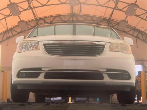 Used 2014 Chrysler Town & Country Touring FWD image 3