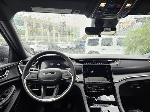 New 2025 Jeep Grand Cherokee L Laredo image 27