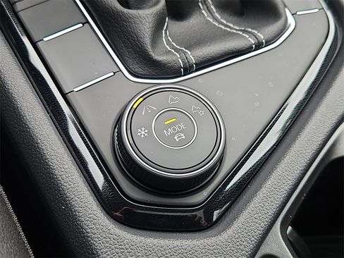 New 2025 Volkswagen Taos SEL image 10