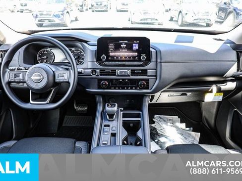 Used 2025 Nissan Pathfinder S image 31