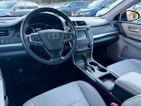Used 2017 Toyota Camry SE image 12