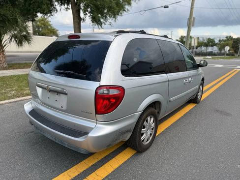 Used 2005 Chrysler Town & Country Touring w/ Leather Interior Group FWD image 5