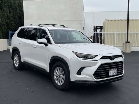 Used 2024 Toyota Grand Highlander XLE image 3