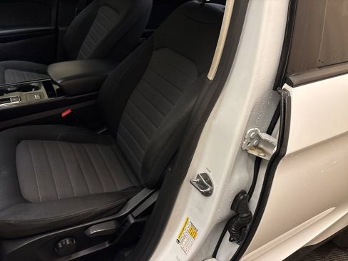 Used 2019 Ford Edge SE image 11