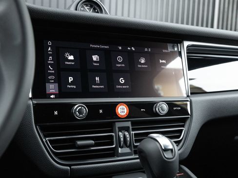 Certified 2026 Porsche Macan AWD/4WD image 25