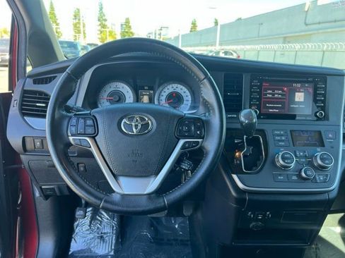 Used 2020 Toyota Sienna SE image 10
