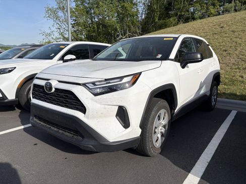 Used 2024 Toyota RAV4 LE FWD image 3