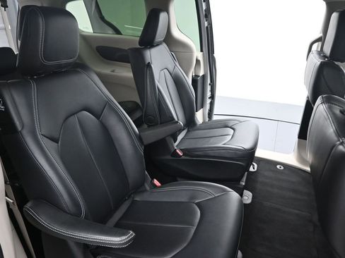 Used 2024 Chrysler Pacifica Limited FWD image 13