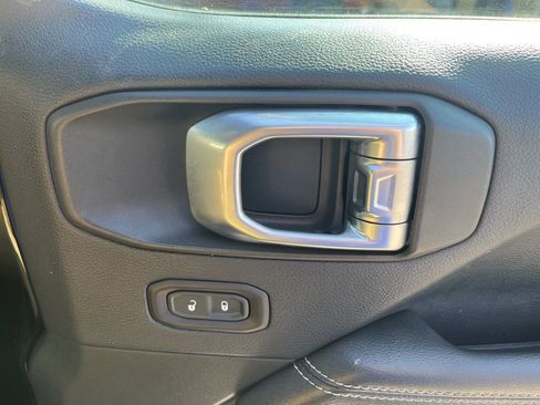 Used 2018 Jeep Wrangler Unlimited Sahara image 57