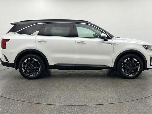 Used 2024 Kia Sorento S image 11