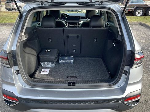 Used 2025 Volkswagen Taos SE AWD/4WD image 36