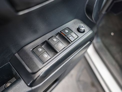 Used 2018 Toyota Tacoma SR image 9