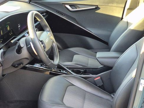 Used 2023 Kia Niro EX image 16