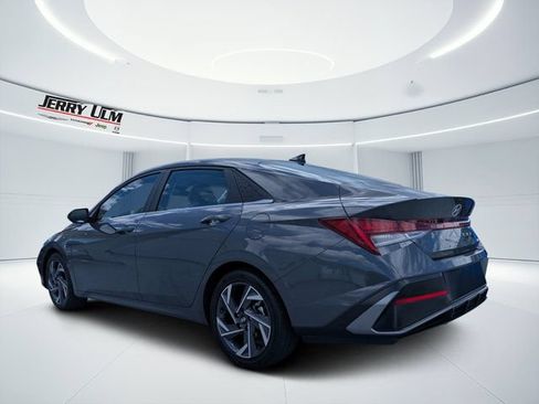 Used 2025 Hyundai Elantra Limited FWD image 5