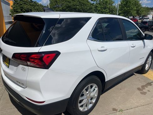 Used 2023 Chevrolet Equinox LT w/ Driver Convenience Package image 4
