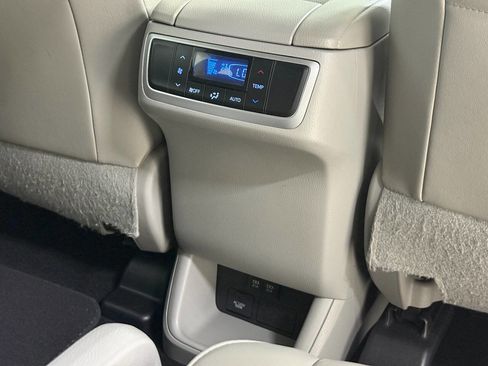Used 2019 Toyota Highlander XLE AWD/4WD image 35