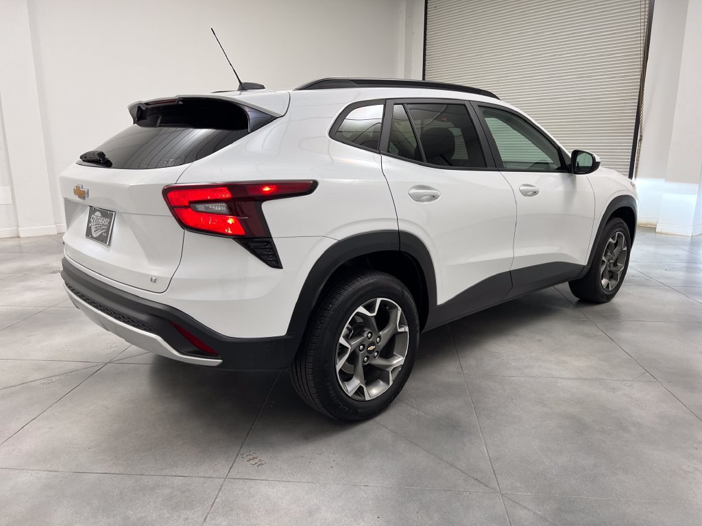 Used 2025 Chevrolet Trax LT FWD image 9