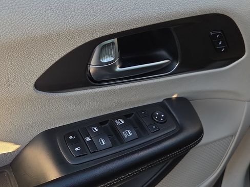 Used 2022 Chrysler Pacifica Touring-L FWD image 14