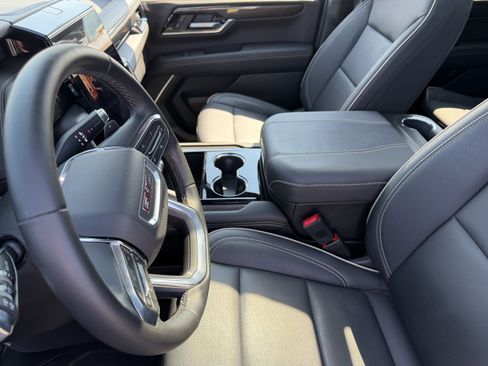 Used 2025 GMC Yukon Elevation w/ Elevation Premium Package AWD/4WD image 10