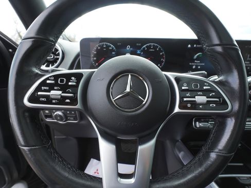 Used 2023 Mercedes-Benz GLB 250 4MATIC w/ Premium Package image 18