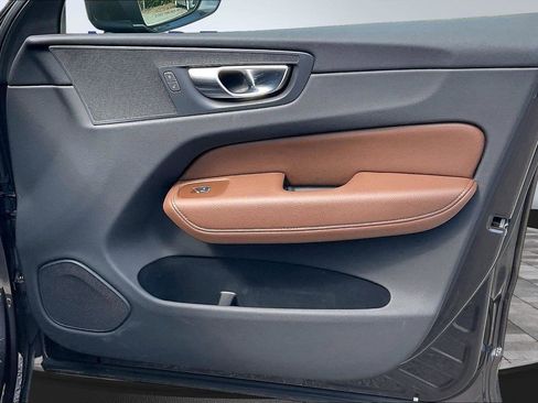 Used 2022 Volvo XC60 B5 Momentum w/ Climate Package image 27