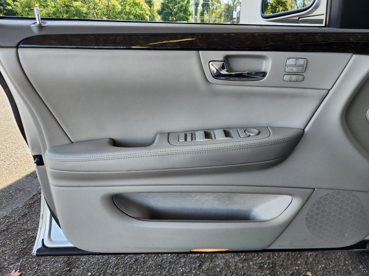 Used 2008 Cadillac DTS w/ Sun And Sound Package FWD image 11