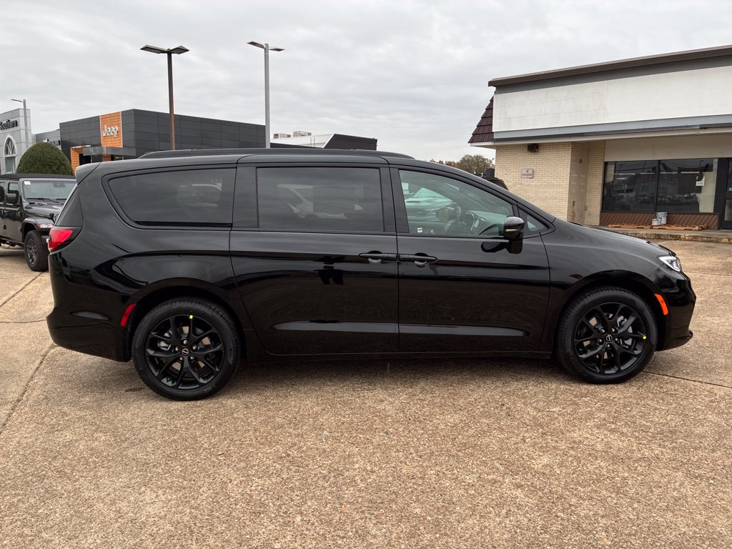 New 2026 Chrysler Pacifica Select AWD/4WD image 7