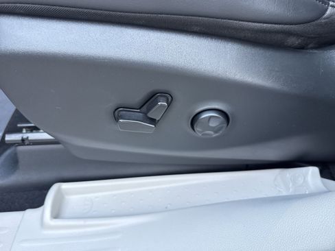 Used 2023 Chrysler Pacifica Touring-L image 6