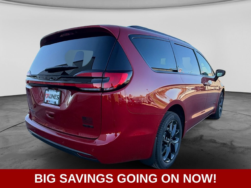 New 2027 Chrysler Pacifica Select AWD/4WD image 8