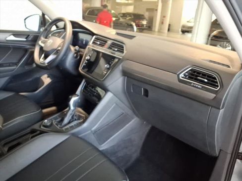 Used 2024 Volkswagen Tiguan SE w/ Panoramic Sunroof Package image 22