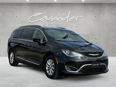 Used 2017 Chrysler Pacifica Touring-L image 2