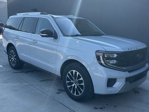 Used 2025 Ford Expedition Platinum image 3