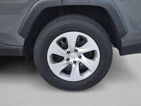 Used 2021 Toyota RAV4 LE FWD image 9