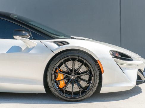 Used 2023 McLaren Artura RWD image 41