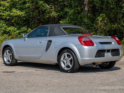 Used 2002 Toyota MR2 RWD image 8