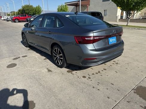 Used 2025 Volkswagen Jetta SE FWD image 6