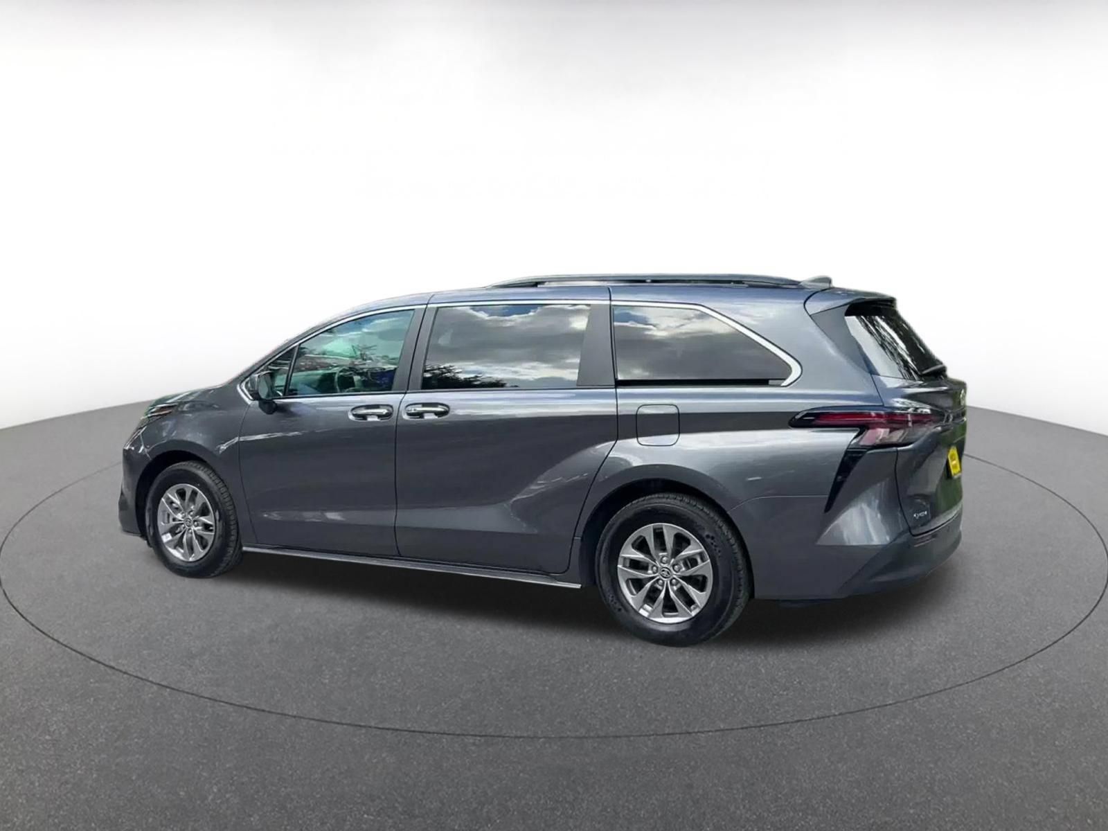 Used 2025 Toyota Sienna XLE FWD image 9