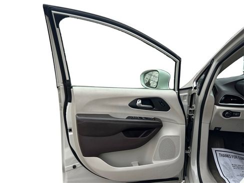 Used 2021 Chrysler Pacifica Touring-L image 25