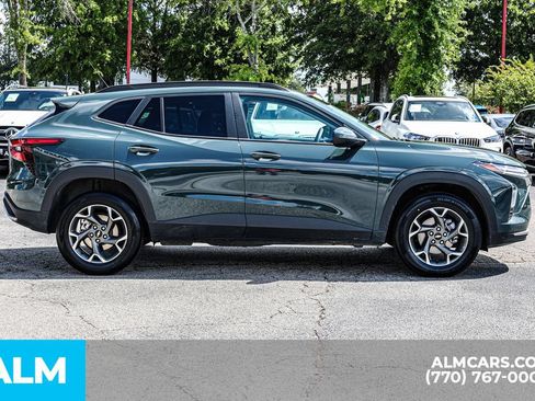 Used 2025 Chevrolet Trax LT FWD image 9