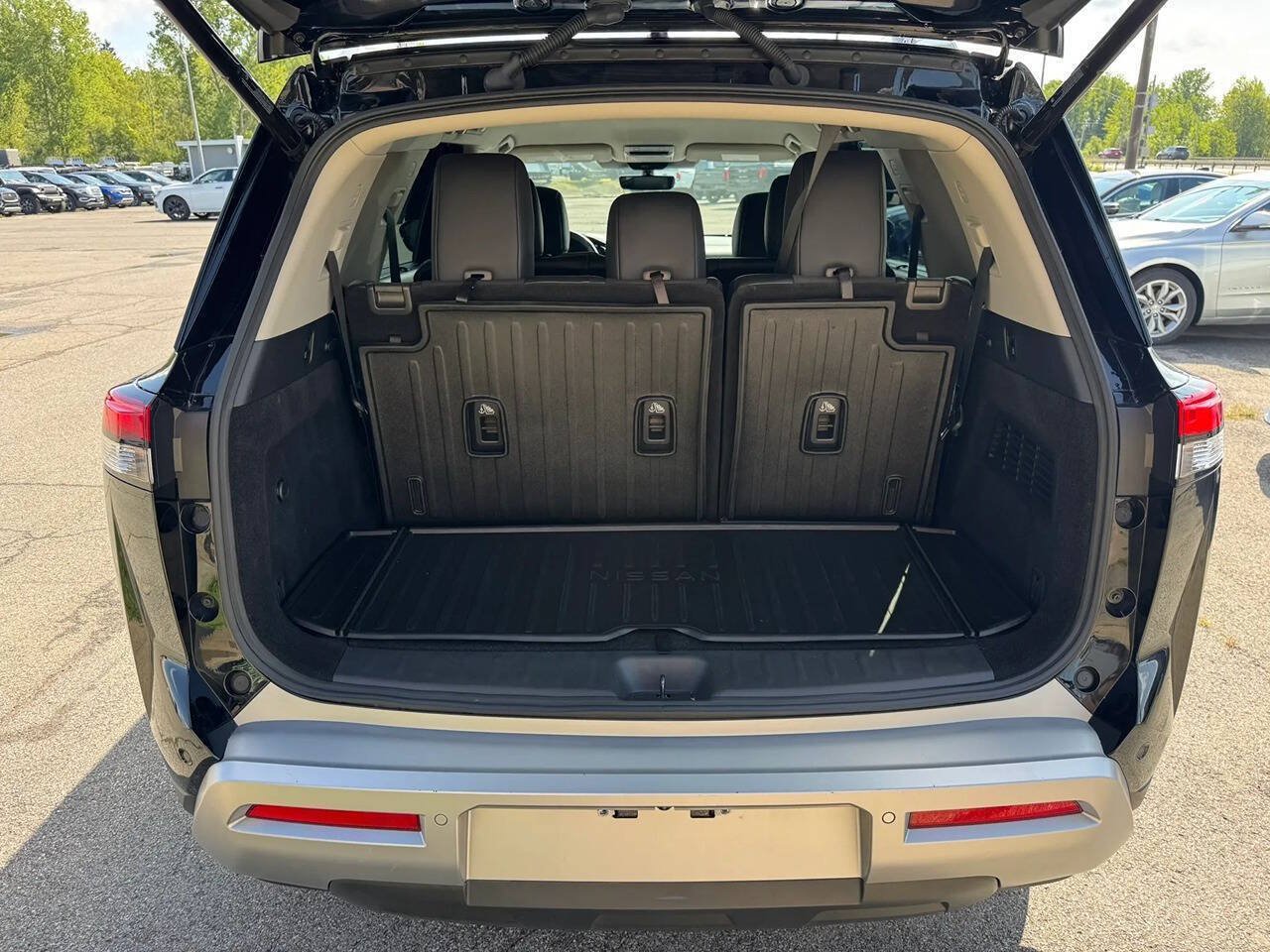 Used 2025 Nissan Pathfinder SL w/ Cargo Package AWD/4WD image 20