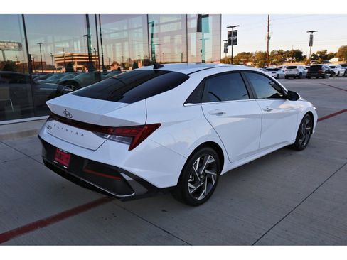 Certified 2025 Hyundai Elantra SEL image 9